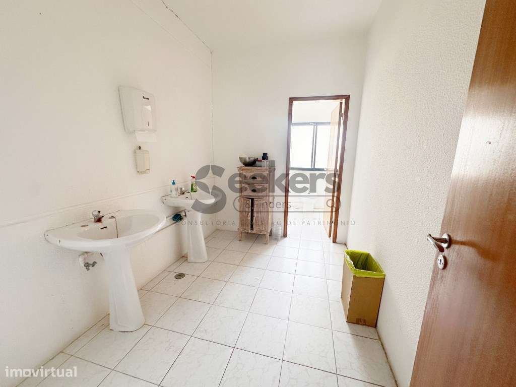 Armazém e escritório no Centro Empresarial Sintra Estoril com 1200 m2-7