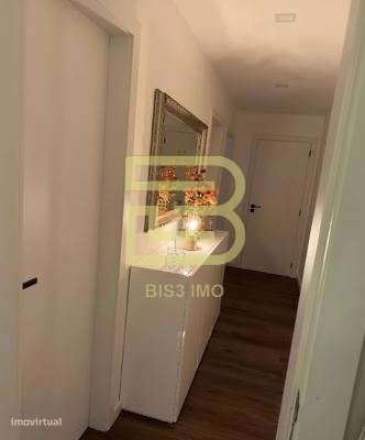 Apartamento T3 mobilado, convertido num T2(possibilidade de reverter p-5