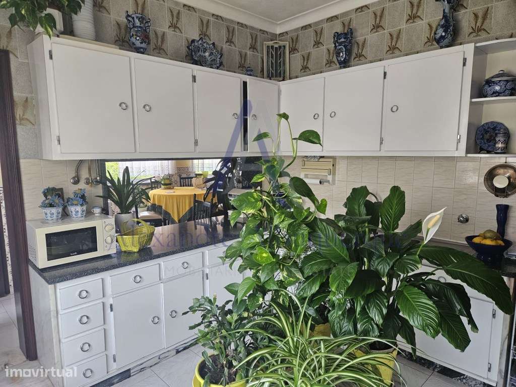 Moradia com anexo e espaço comercial.-12