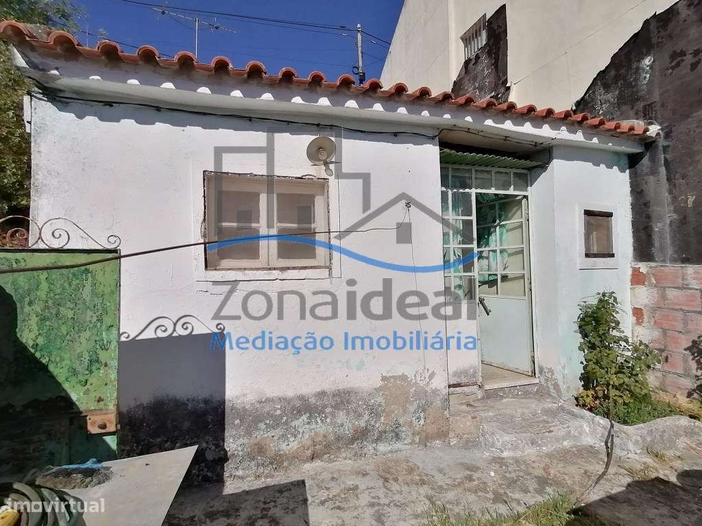 Moradia com dois pisos e logradouro, localizada em Alenquer-27