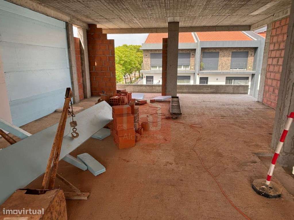 Moradia em banda T3+1 com piscina em Sarilhos Grandes.-5