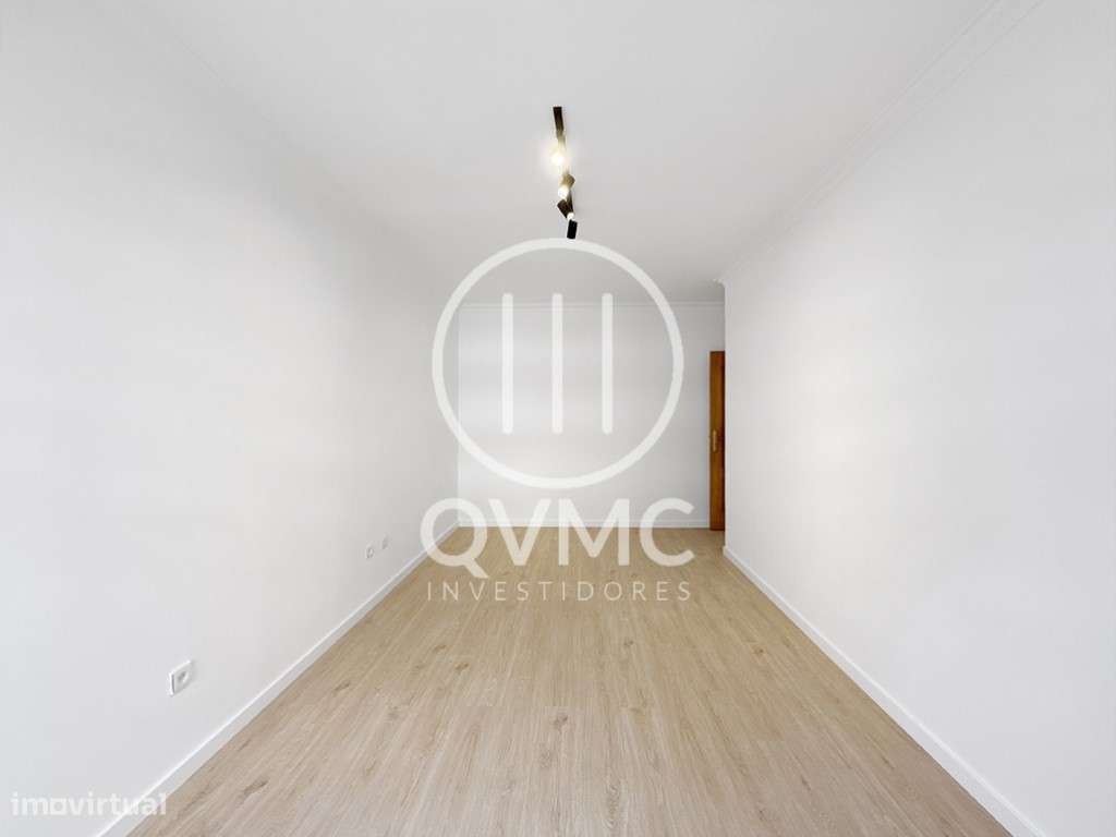 Apartamento T1 na Cavaleira com parqueamento e varanda-27