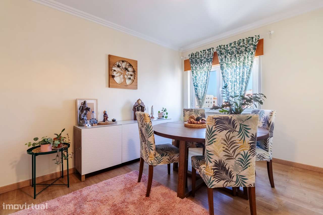 Apartamento T3 convertido em T2 c/ 2 Salas, Semi Remodelado em São Mar-10