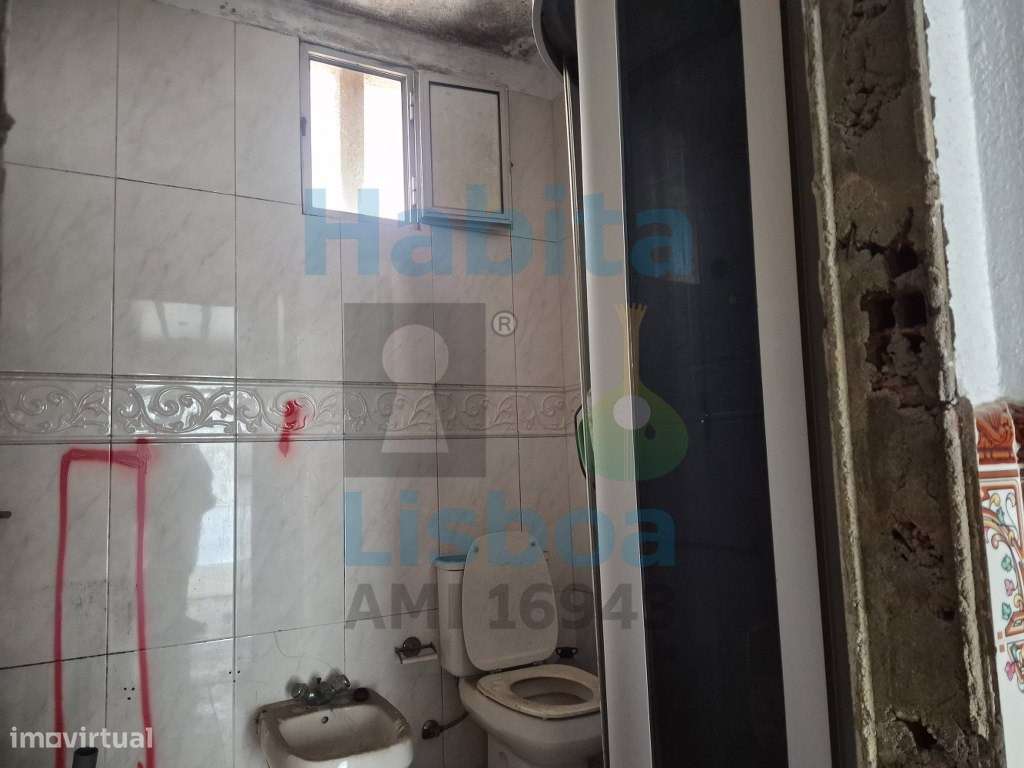 Moradia V2 para Venda em Vialonga - A Necessitar de Obras-14