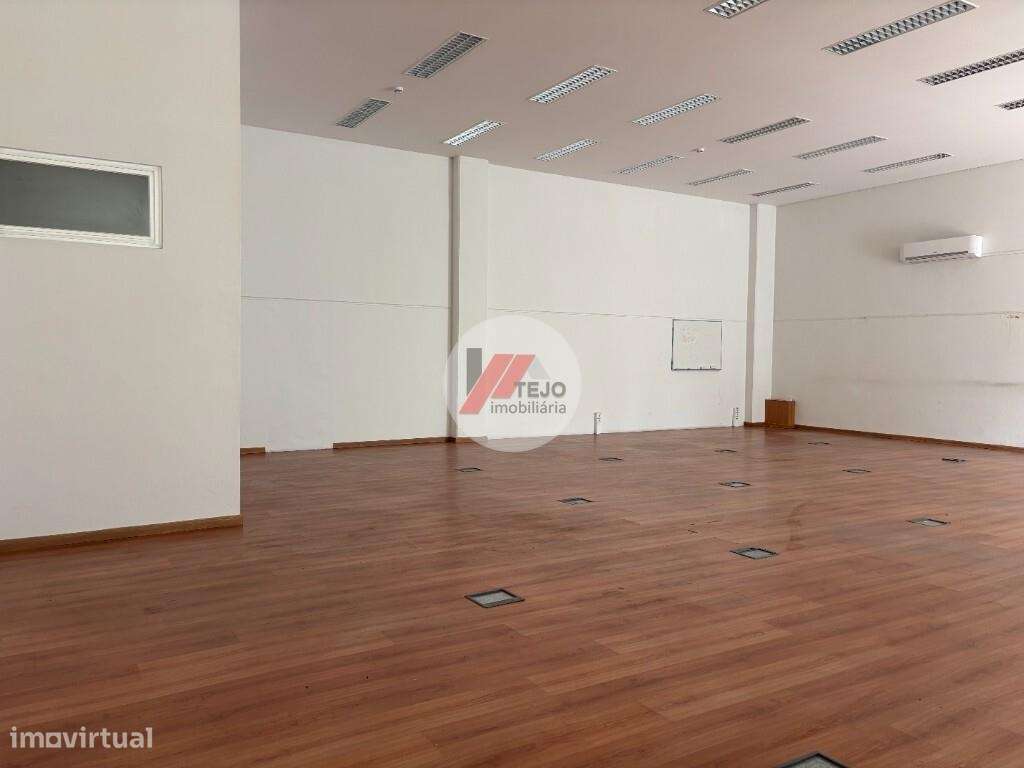 Arrenda I Armazém I 141 m2 I Qta das Rebelas - Grande imagem: 2/21