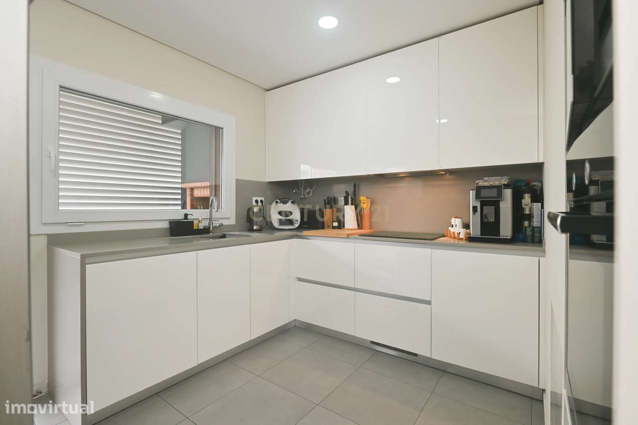 Elegante T2 com 2 Amplos Terraços e parqueamento  para Carro Elétrico-19