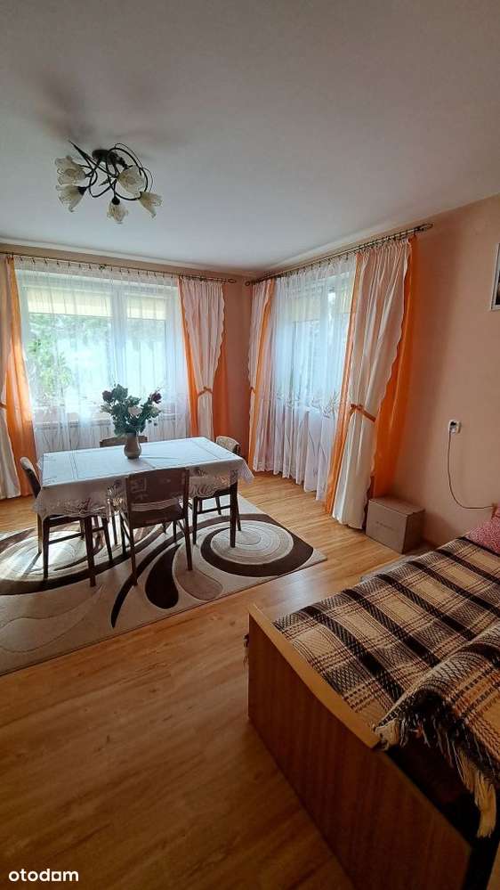 Do sprzedaży ładny, wolnostojący dom na dużej dzia-9