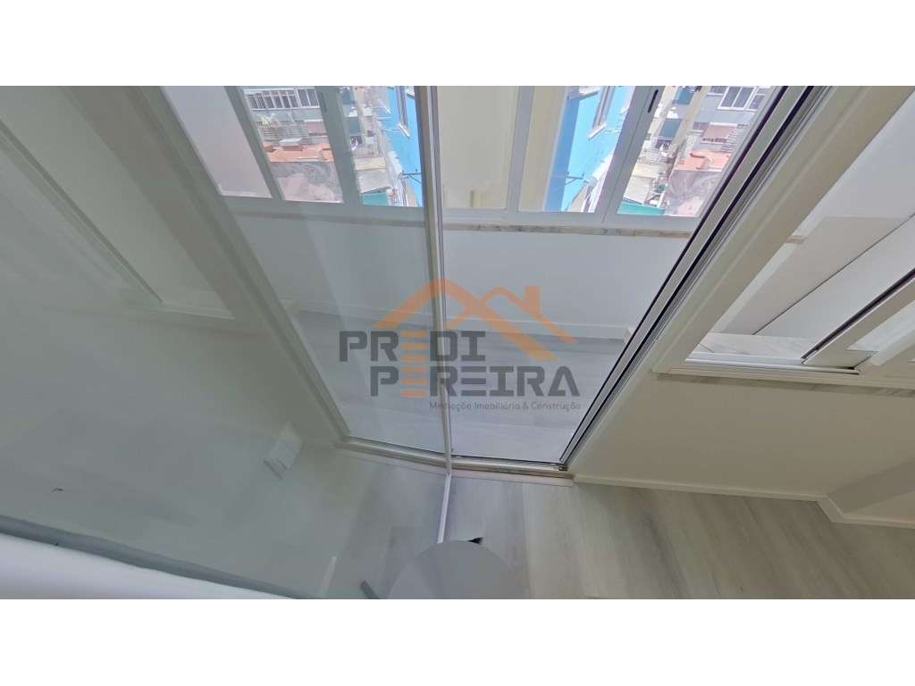 Situado no centro da Amadora. T1 com varanda, remodelado.-13