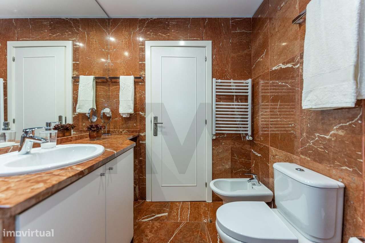 Excelente T5  em Condominio Fechado a Marechal Gomes da Costa, Porto-39