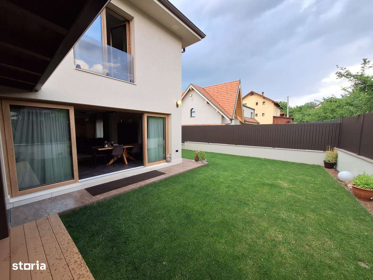 Casă cu finisaje și dotări premium-11