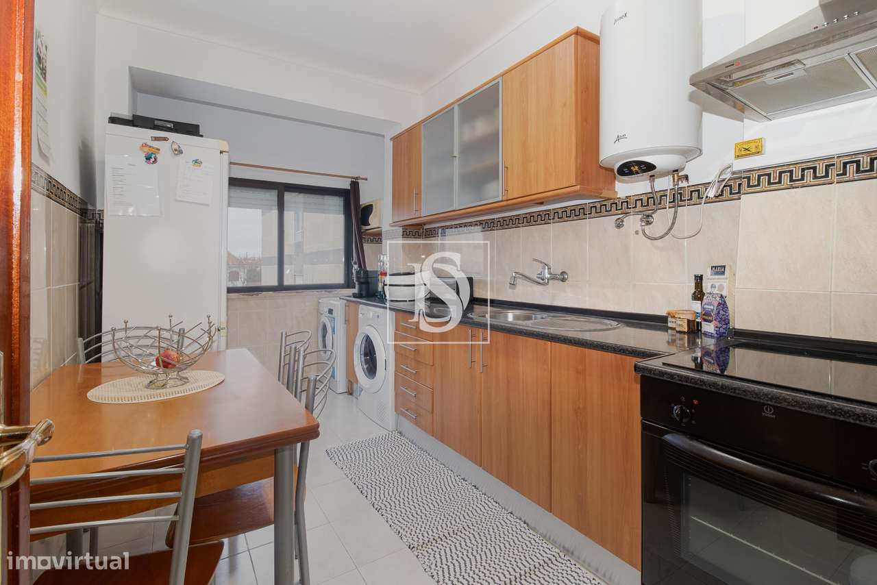 Acolhedor T1 no 1º andar, com Cozinha Semi Equipada e Próximo de Trans-5