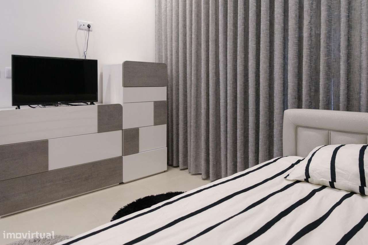 Moradia T4 com Piscina e Jardim na Aroeira, Almada-18