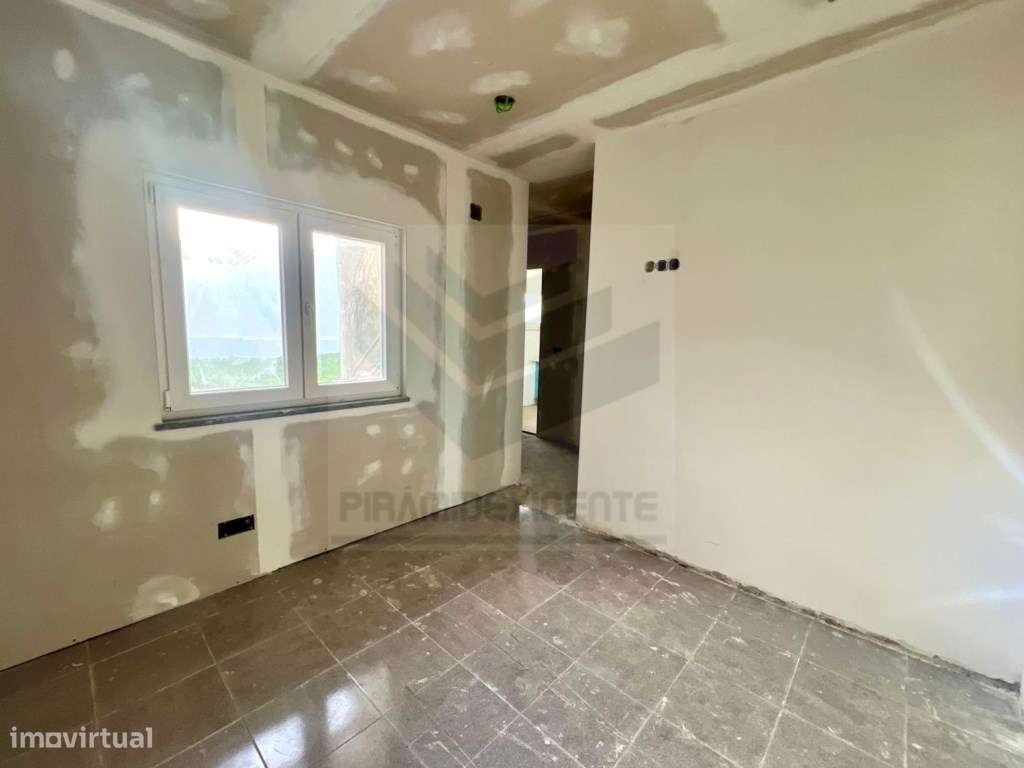 Moradia Totalmente Remodelada, Terraço, Garagem, Lavandaria-16