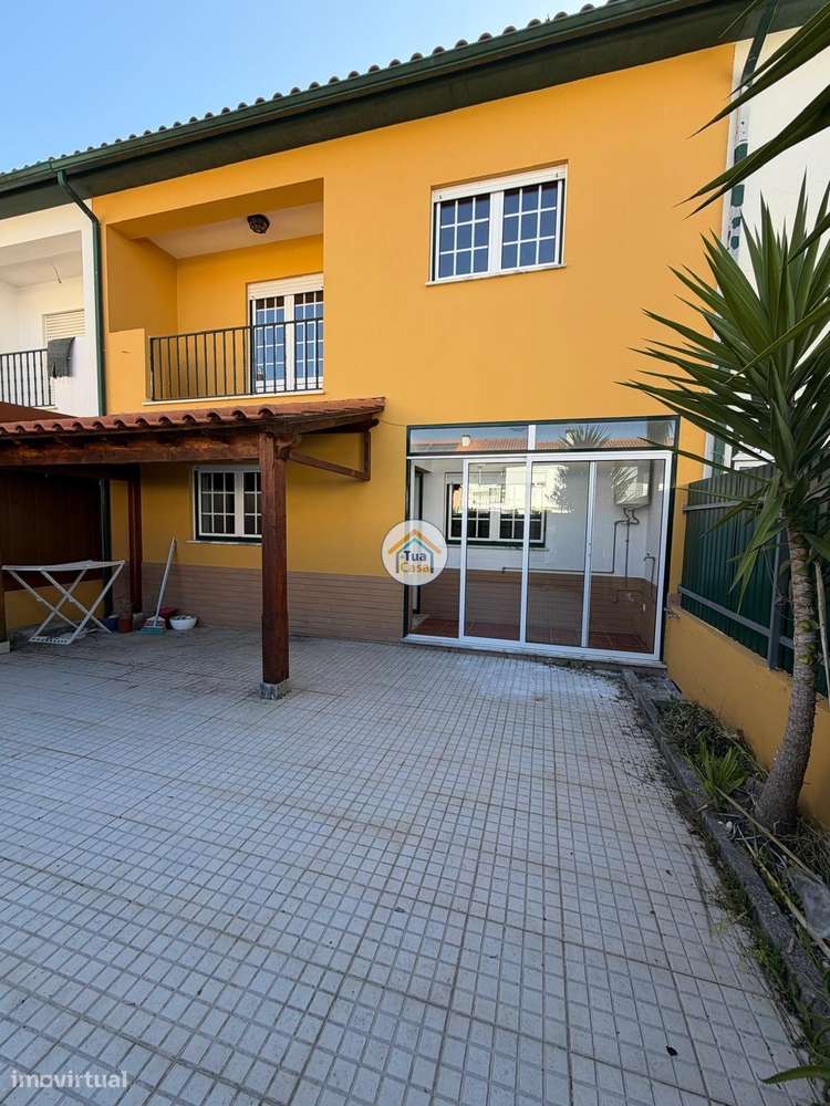 Moradia T4 no centro de Cantanhede com dois pisos e terraço.-36