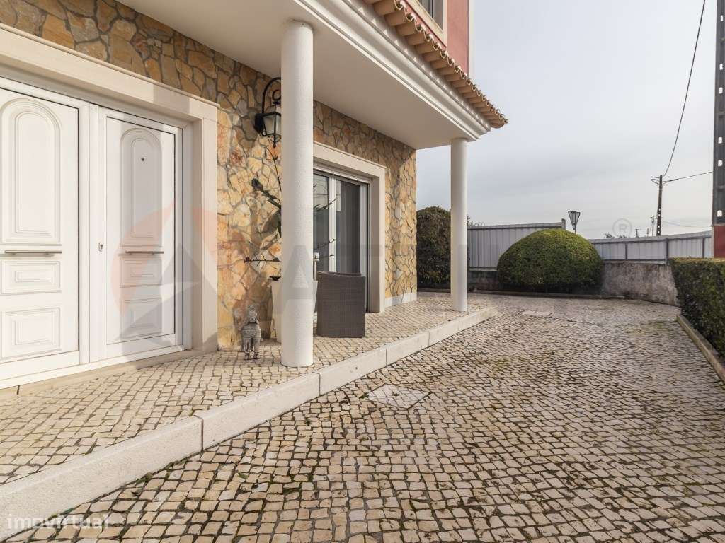 Exclusiva Moradia T6 com Quintinha, Piscina e Elevado Potencial de ...-4