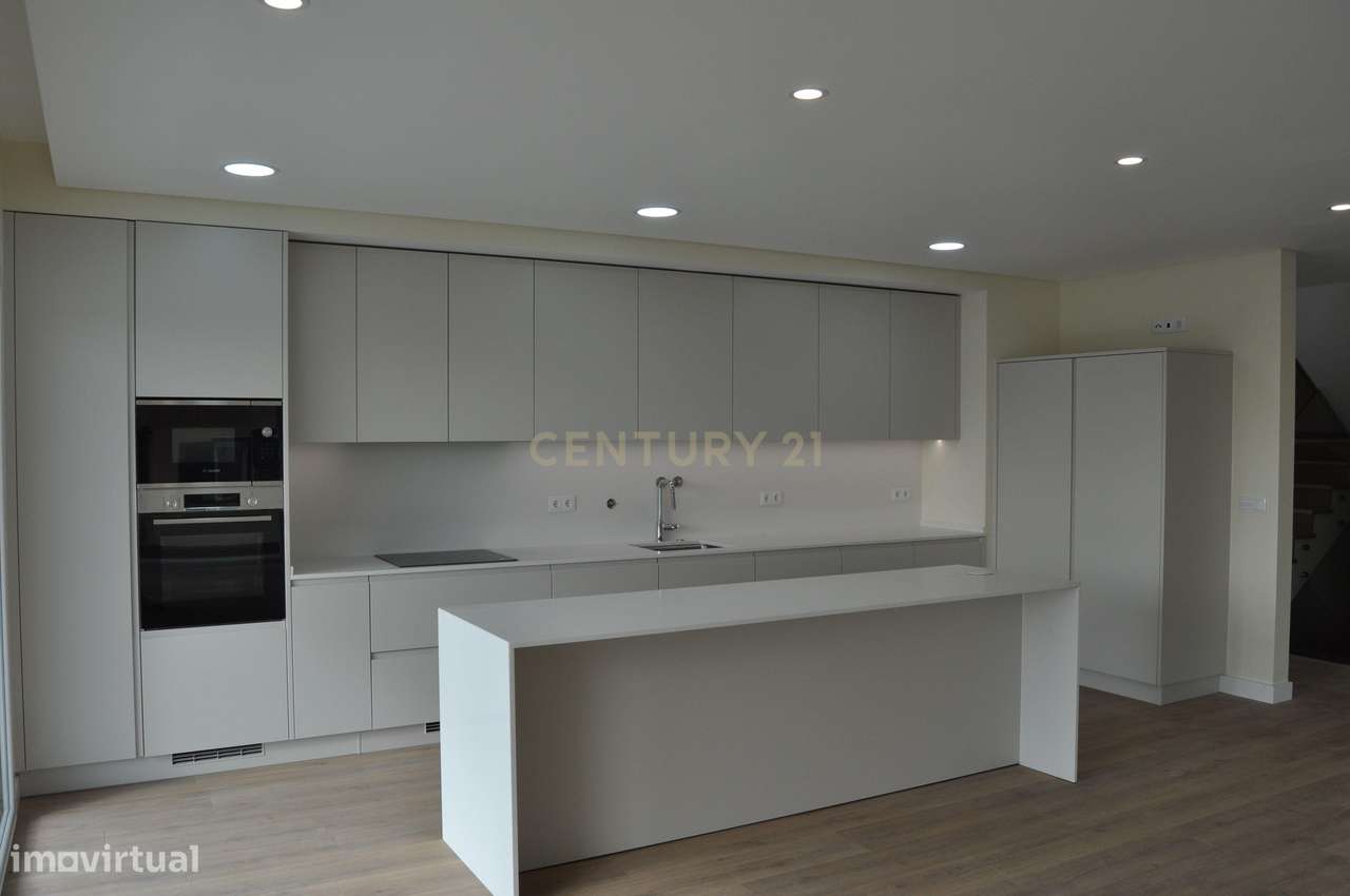 Moradia T4+1 Contemporânea com Piscina-7