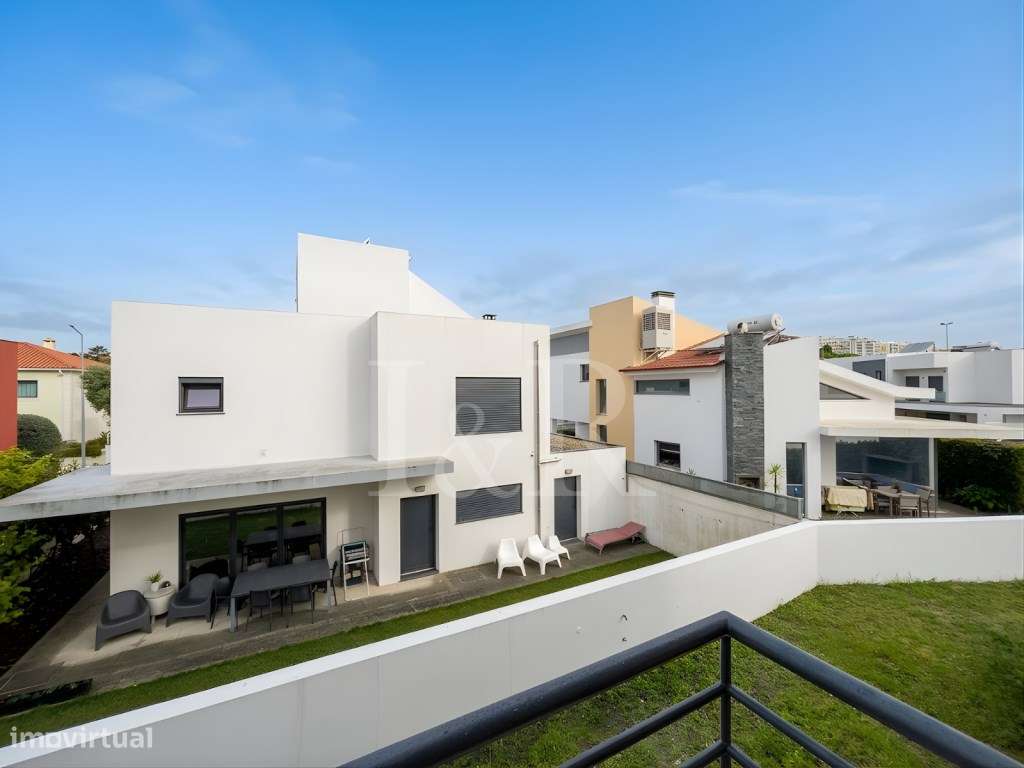 Moradia T5 com varandas, jardim e garagem no Feijó, Almada-17
