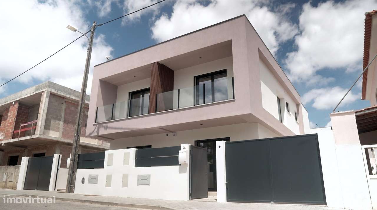 Moradia T3 Moderna em Fernão Ferro-15