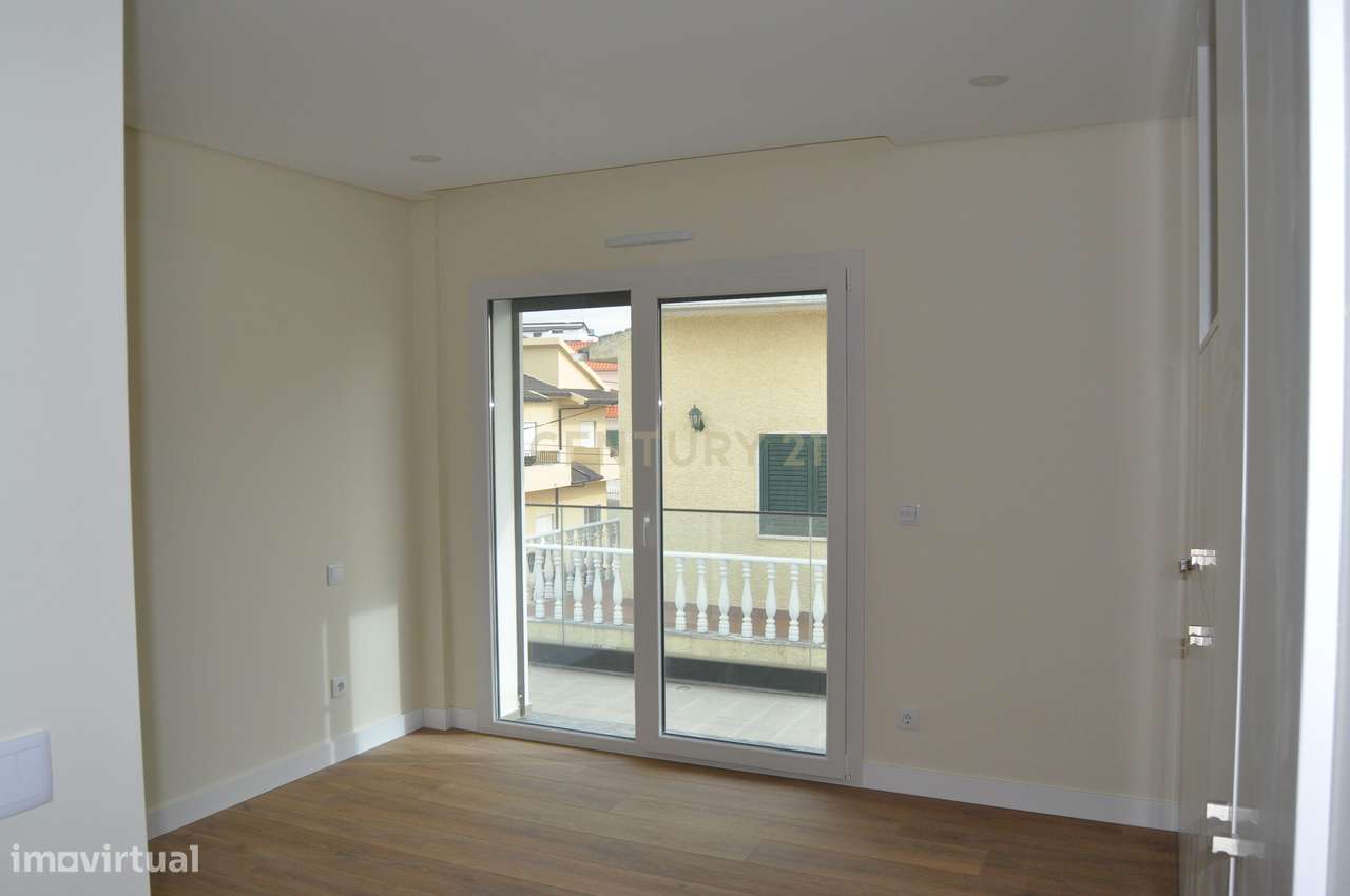 Moradia T4+1 Contemporânea com Piscina-16