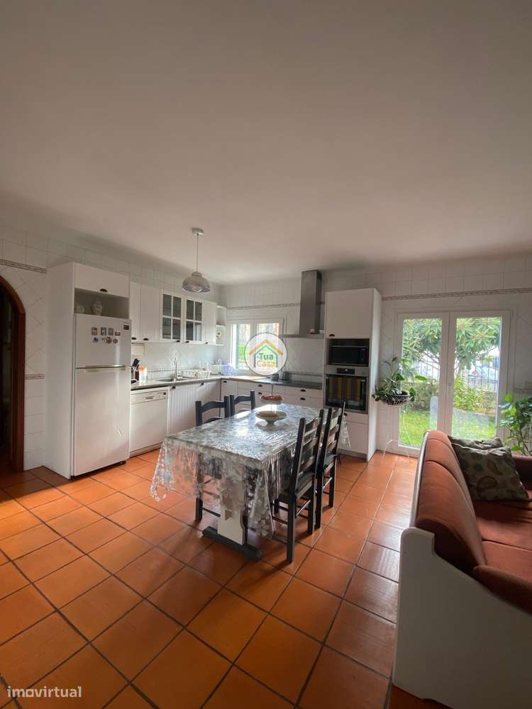 Moradia Geminada  de um dos lados do outro tem entarada e jardim em to-23