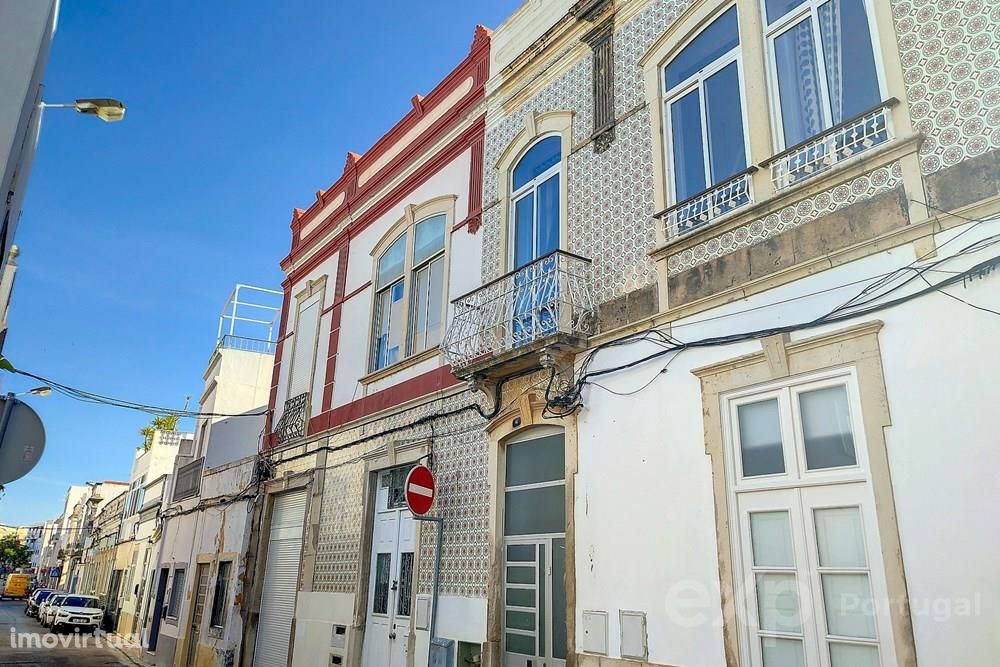 Apartamento T3 com amplo terraço num edifício histórico na baixa de Ol