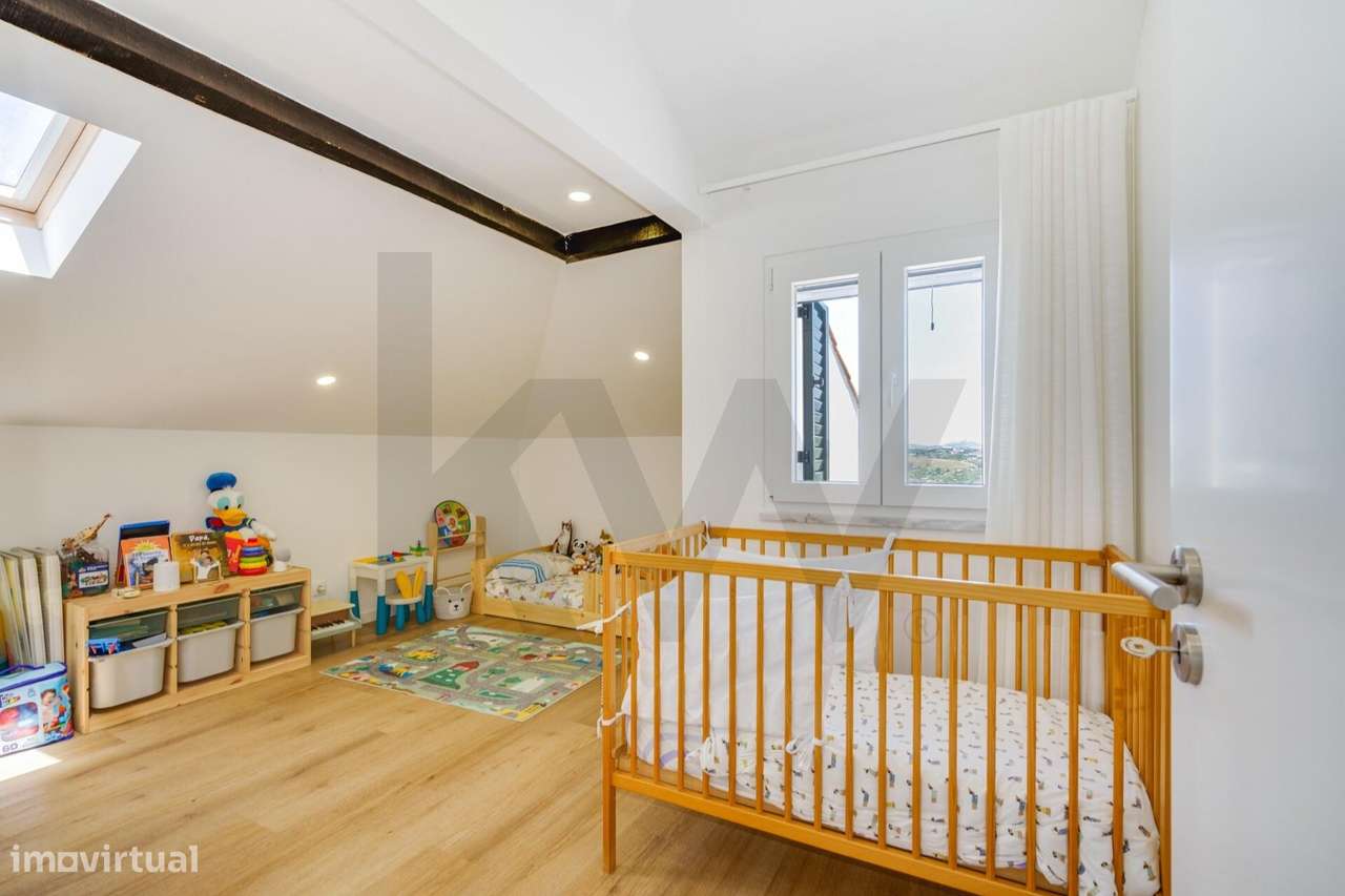 Fabulosa Moradia T4 com Piscina e Espaço Exterior-24