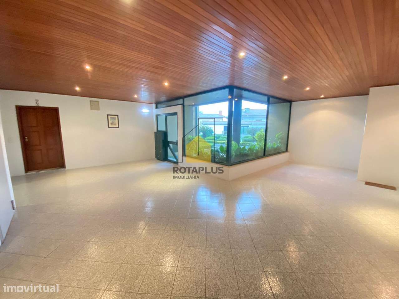 Apartamento T2 com excelentes áreas, varanda e garagem-15