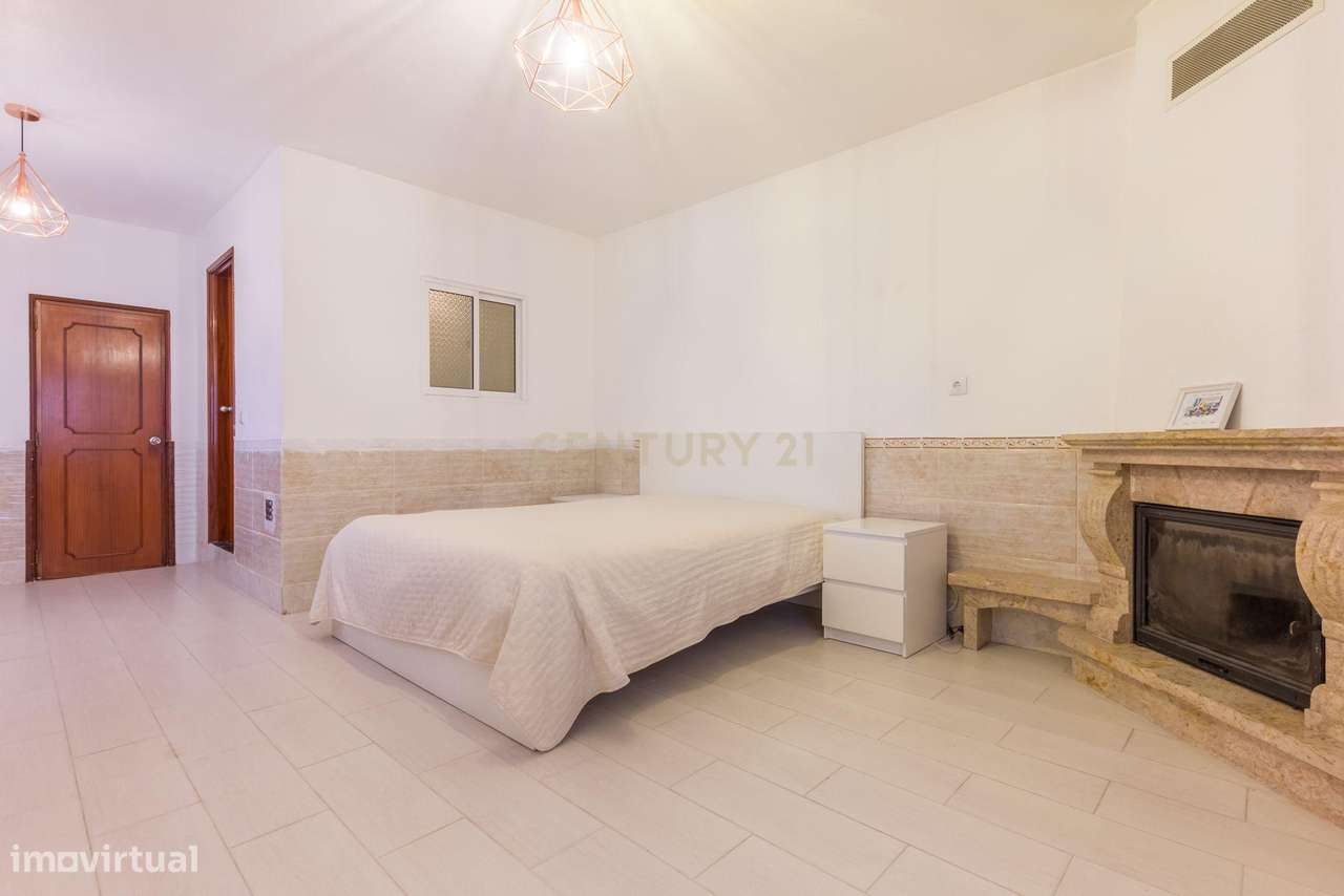 Moradia isolada  de gaveto com  5 assoalhadas num lote de 426 m2 na Qu-15