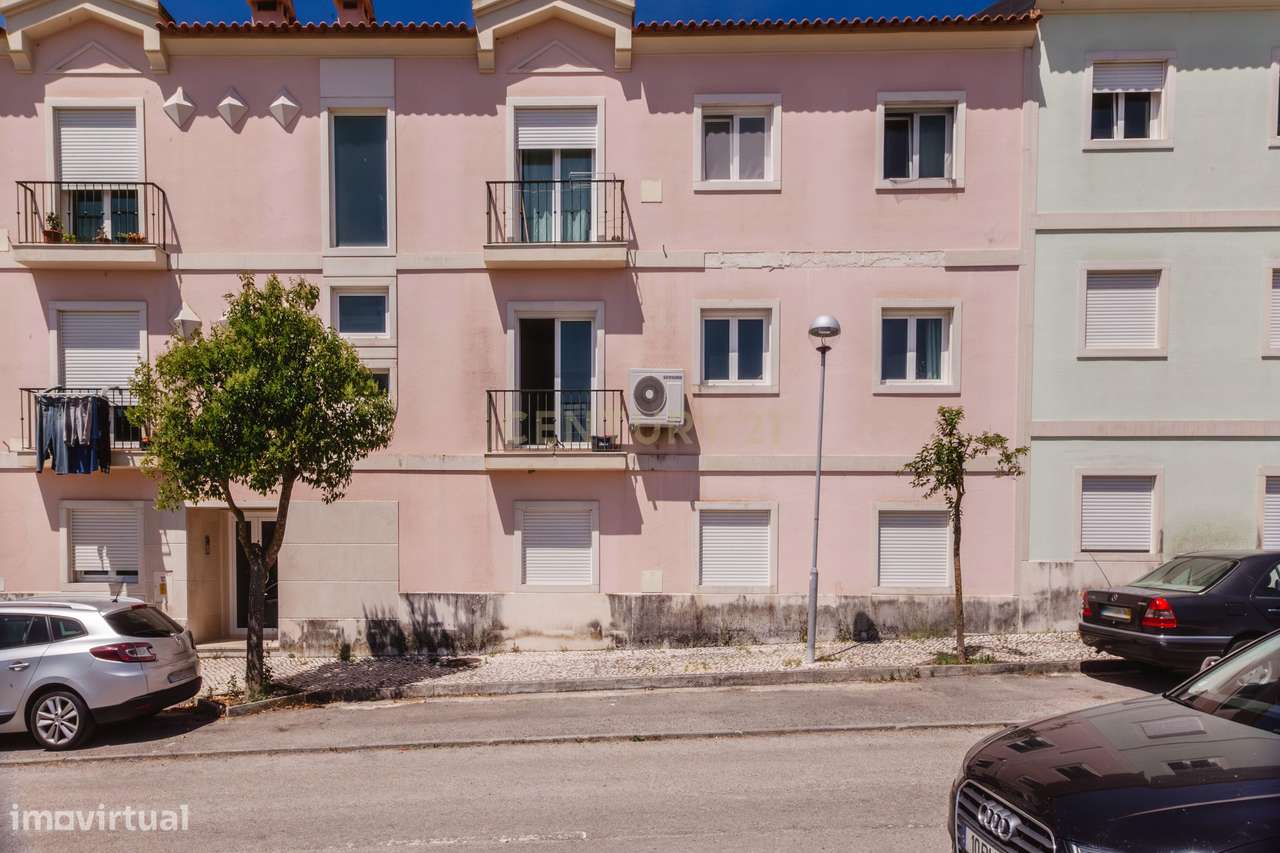 Apartamento T2 Renovado em Azeitão com lugar de parqueamento-24