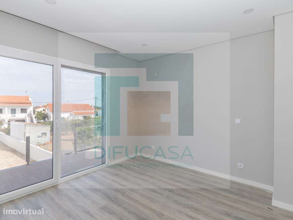 Moradia Isolada T4 Duplex com Piscina e Garagem-37