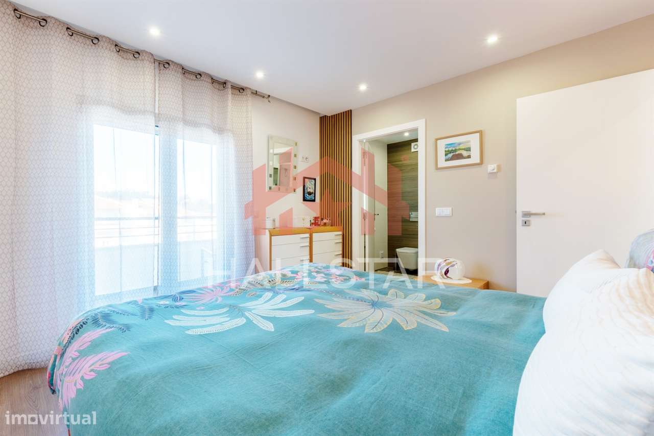 Moradia T4 / Jardim e Garagem / Cela-23