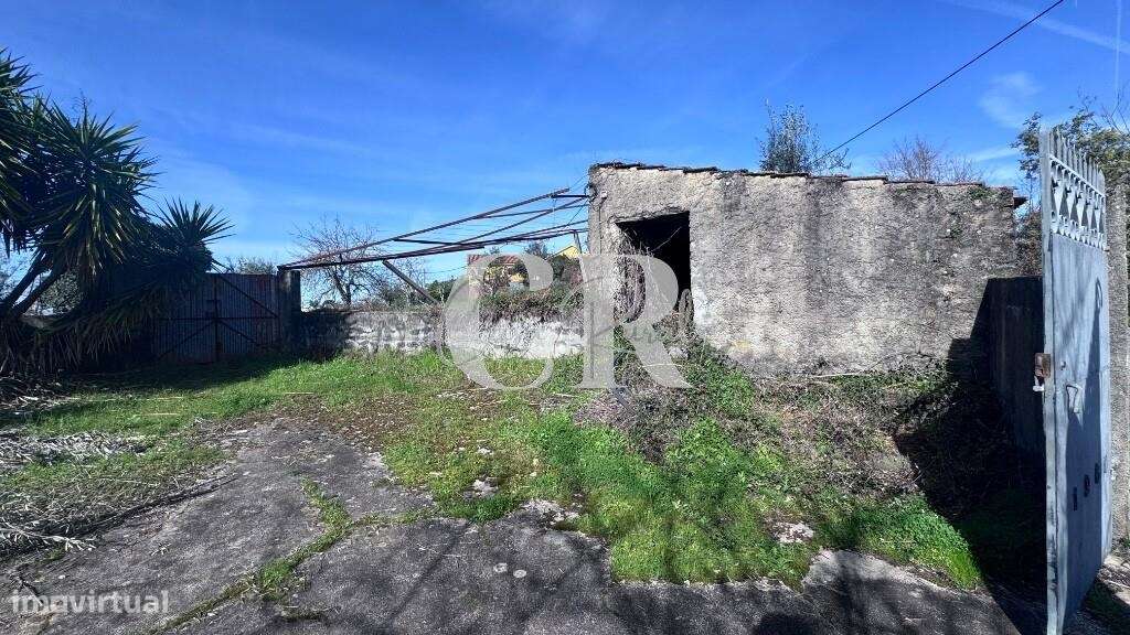 Casa de pedra com terreno e poço-5