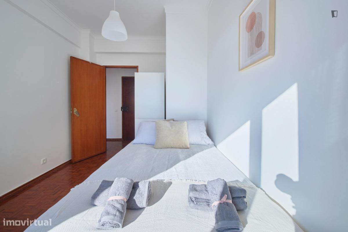 Quarto - localizado em Almada Lisbon - Grande imagem: 4/10