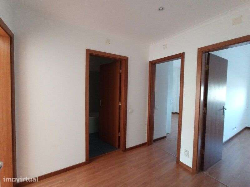 Apartamento T3 com Arrecadação – Zona Tranquila de Alenquer - Grande imagem: 2/13