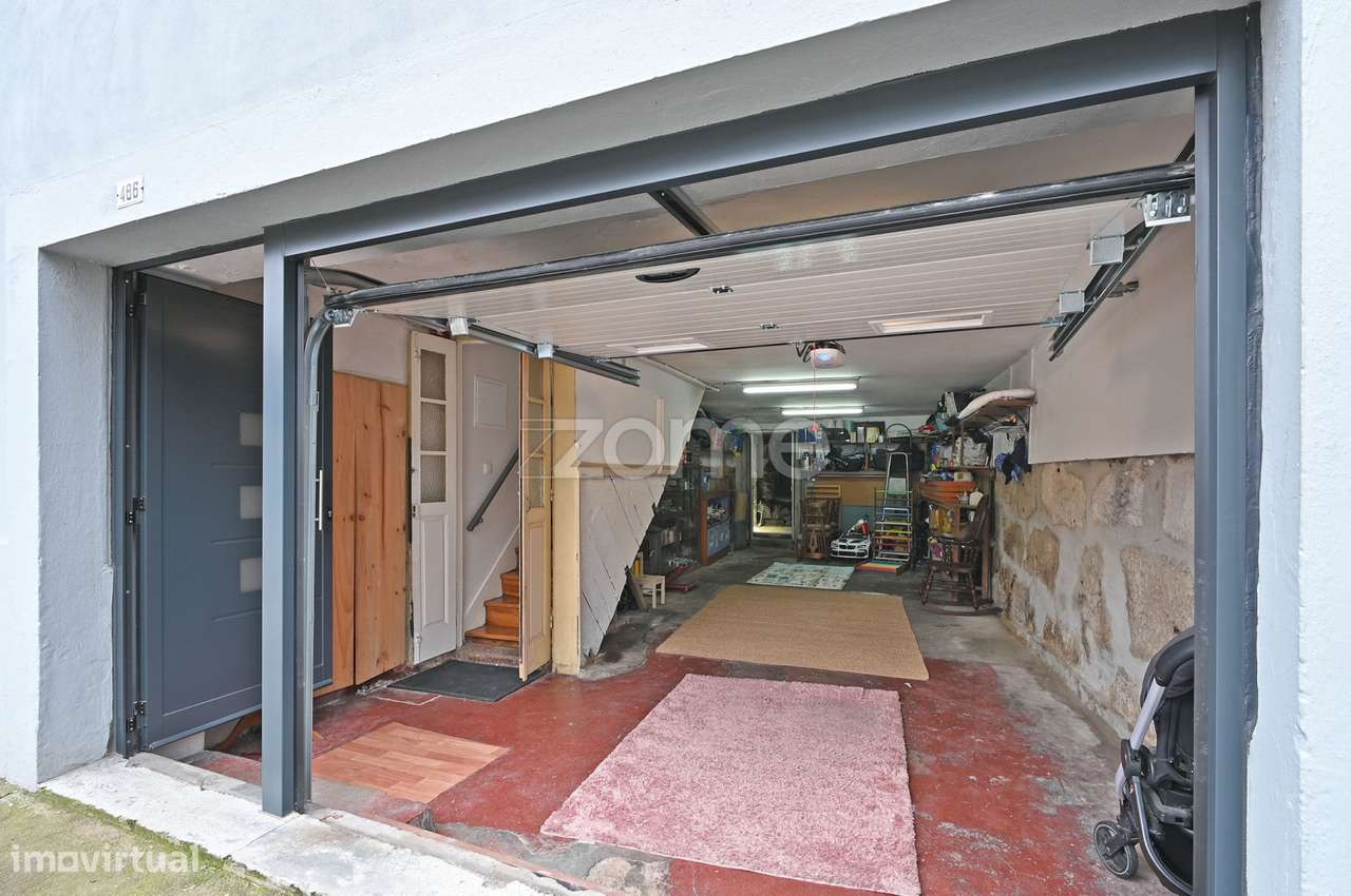 Moradia com Garagem Dupla, Terraço e Elevado Potencial (2 frentes) - Grande imagem: 3/21