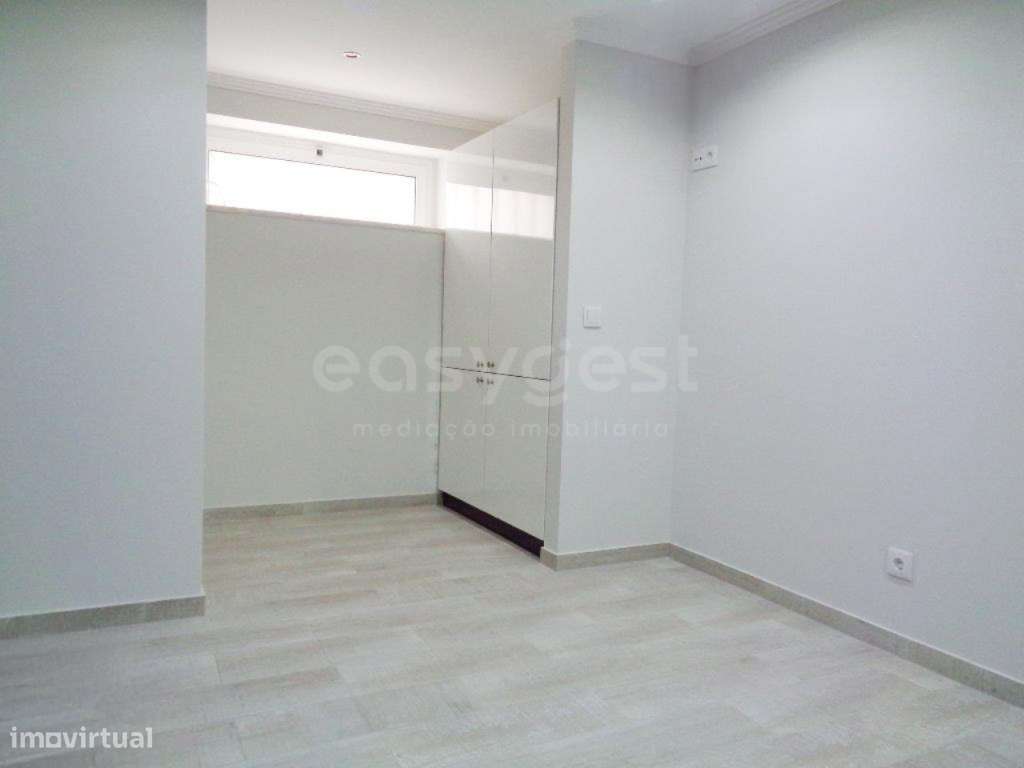 Apartamento T2 com Logradouro e Churrasqueira - Olival Basto - Grande imagem: 4/16