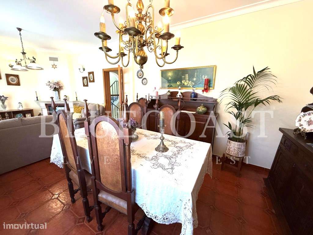 Moradia V4 com 3 Pisos - Espaço e Conforto-5