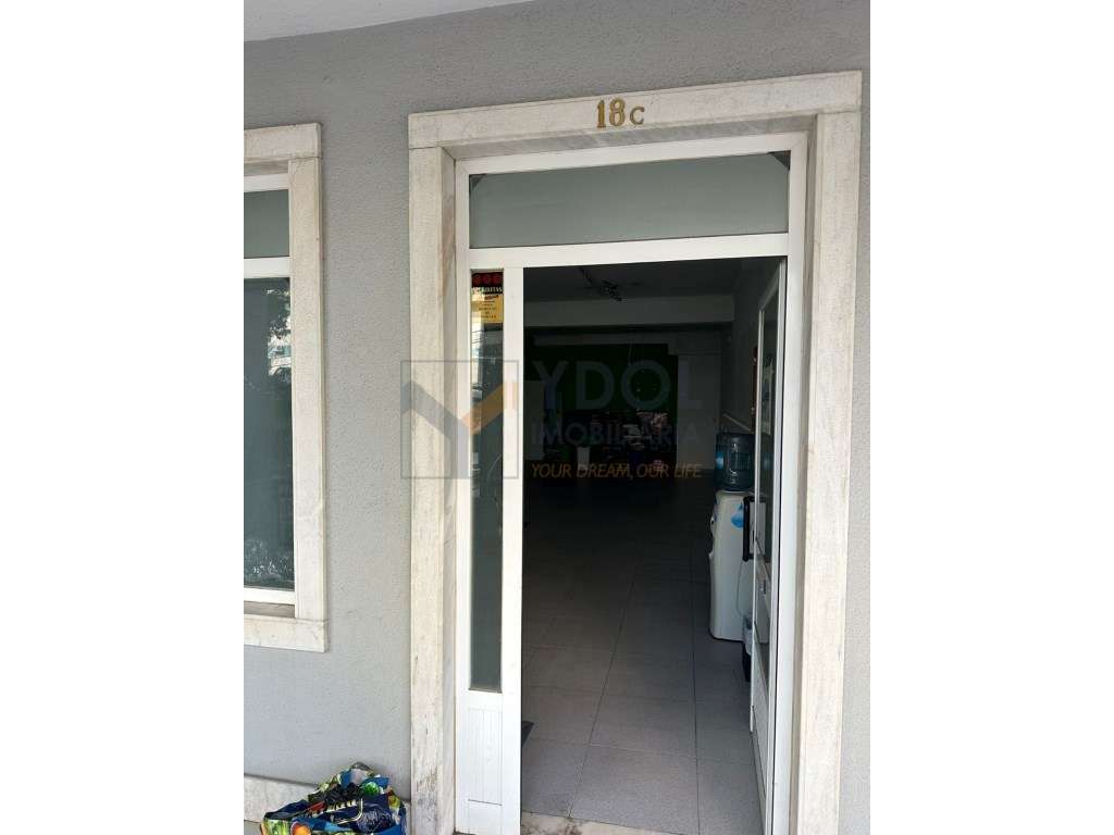 Loja com Espaço Versátil · Pronta a Usar · Ideal para Serviços ou C...-7