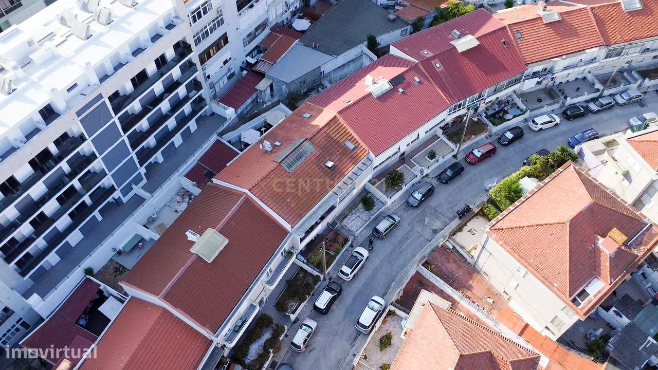 Apartamento T2 Renovado com Logradouro de 80m² no Centro de Almada-25