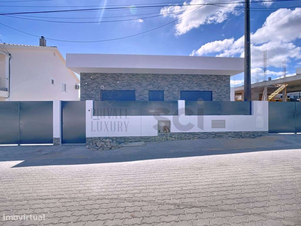 Moradia Térrea independente T3+1 em Fernão Ferro, boas áreas-30