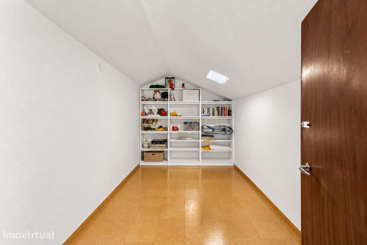 MORADIA T5 COM GARAGEM E PISCINA, 327 M² DE TERRENO PARA USUFRUIR-53