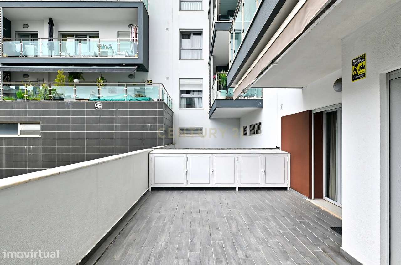 Elegante T2 com 2 Amplos Terraços e parqueamento  para Carro Elétrico-12