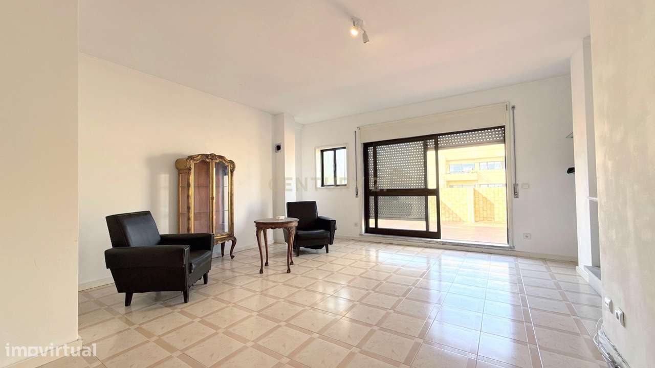 Excelente T1 com Terraço de 68 m² e Lugar de Garagem-4