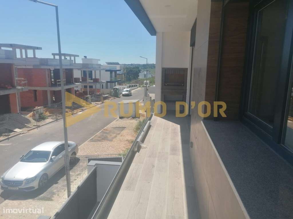 Moradia T3, garagem, terraço e jardins ( CHAVE NA MÃO ) - Grande imagem: 5/20