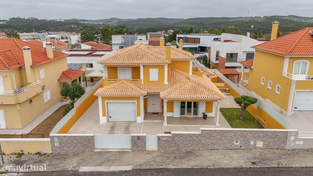 Elegante moradia T4, de arquitetura contemporânea, no coração de Torre - Grande imagem: 2/48