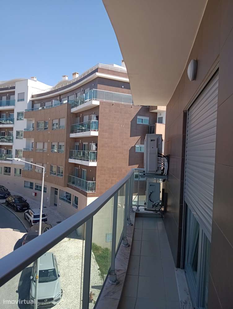 Apartamento T2 Novo com Varanda e Garagem-3