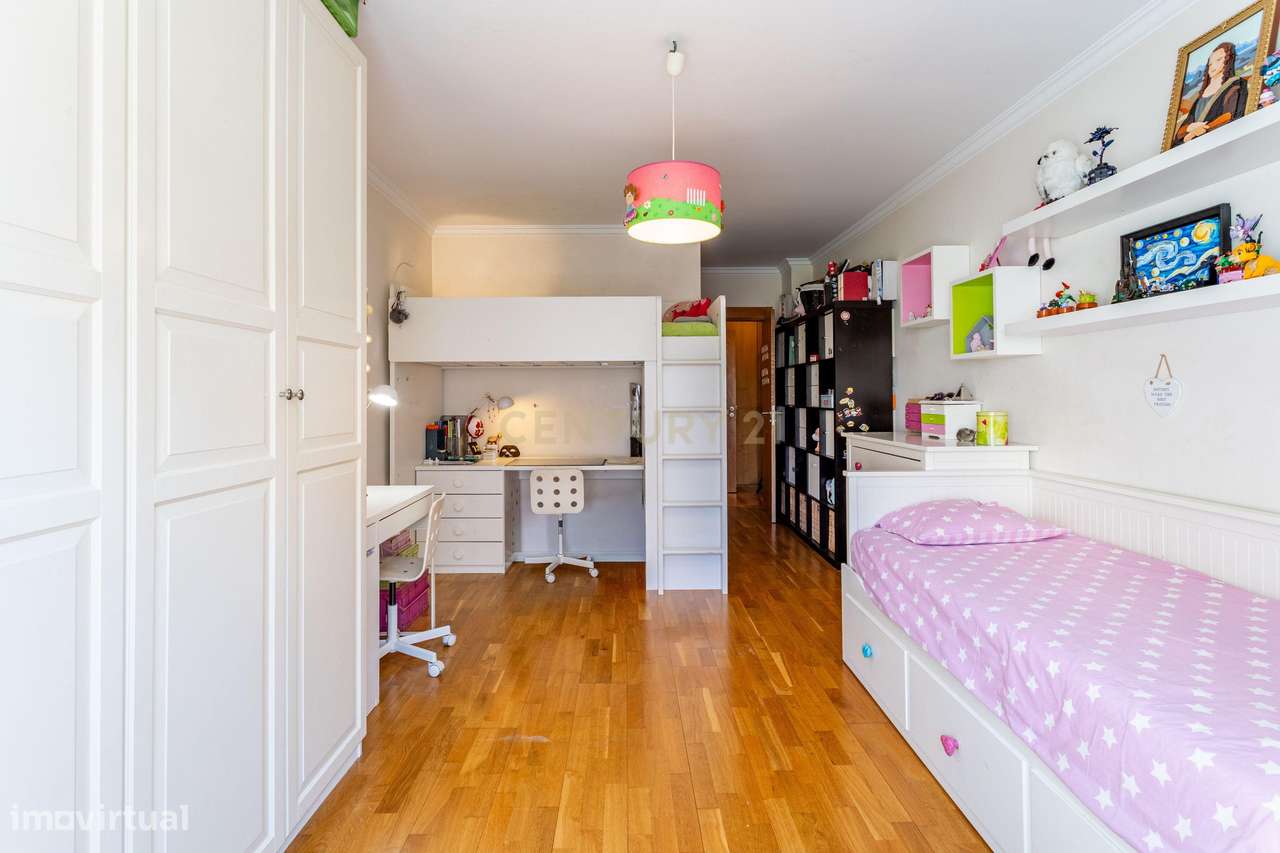 T2 com varanda, arrecadação e lugar de garagem – Rua São Bento Menni,-15