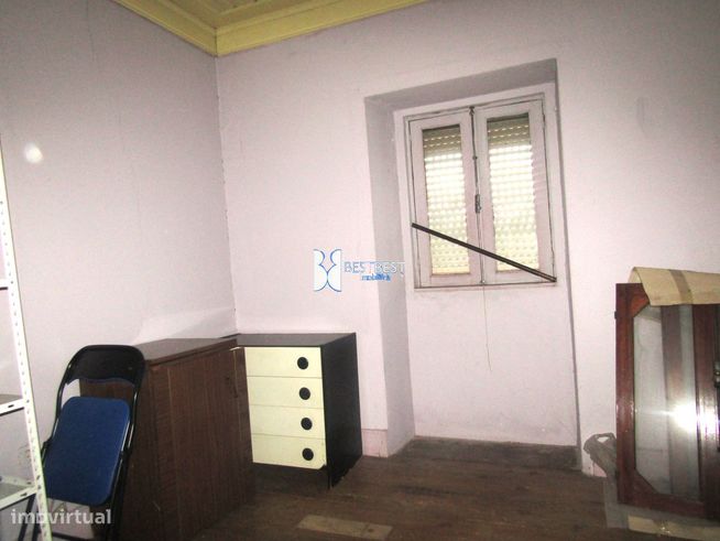 DUAS MORADIAS PARA RESTAURO,MAIS  TERRENO ( 3 ART.MATRICIAIS ),JUNTO C-24