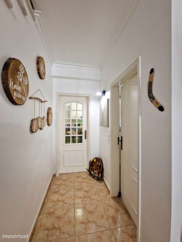 Moradia de 4+1 assolhadas - Muito estimada e pronta a habitar.-6