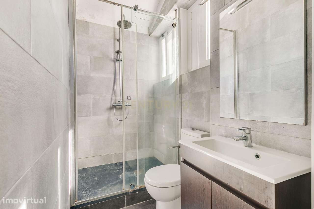 Terreno de 956m2 com duas moradias em Alcântara, Lisboa, uma T4 e T3-32